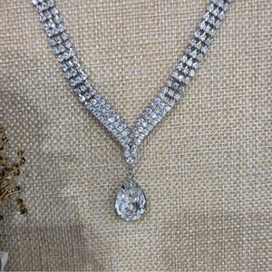 Elegant Silver Necklace with Teardrop Pendant